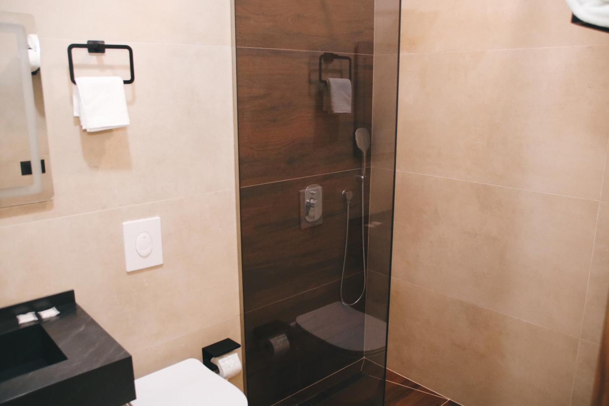 Hotel Rozafa Suhareke ภายนอก รูปภาพ