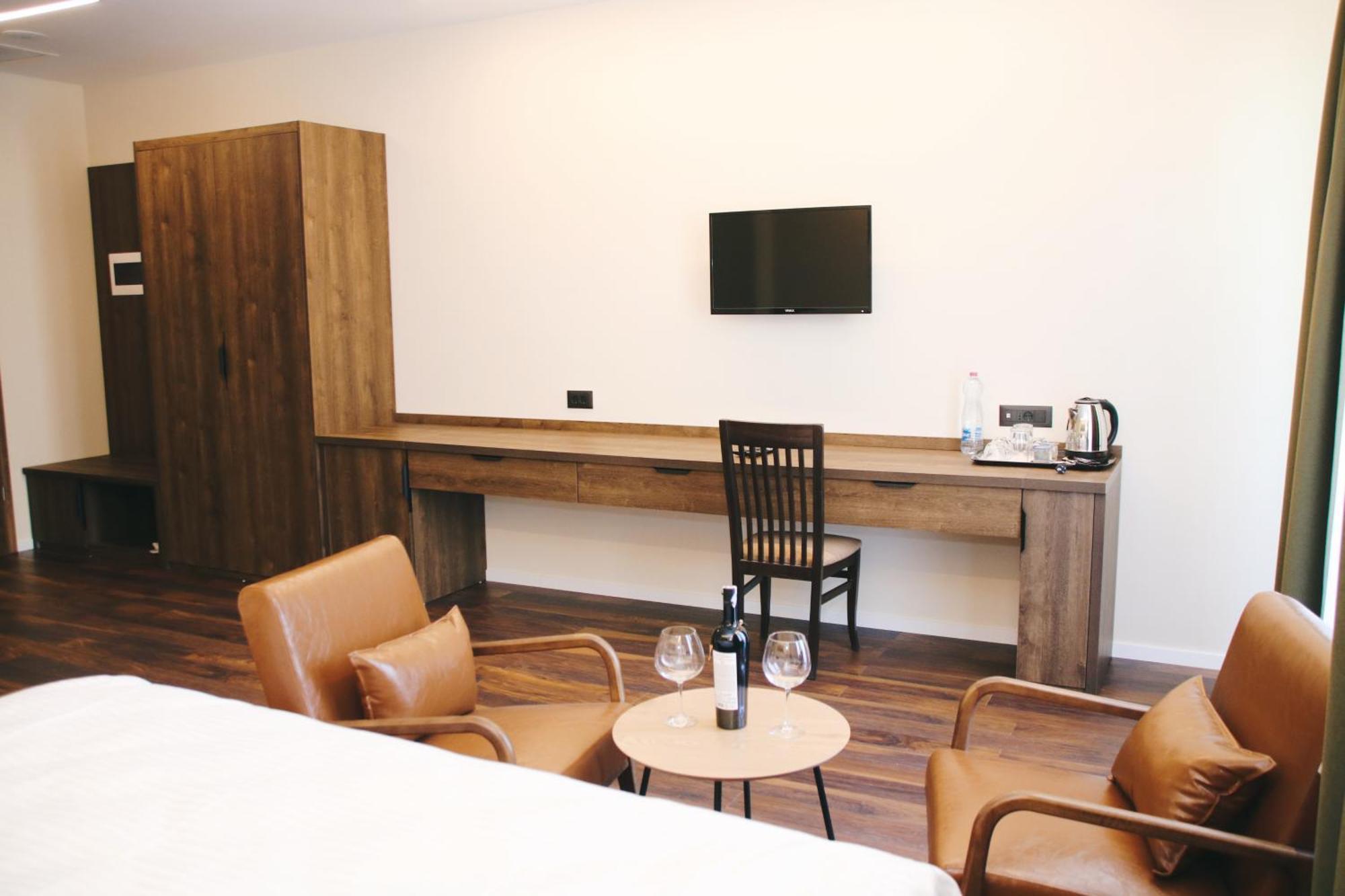 Hotel Rozafa Suhareke ภายนอก รูปภาพ