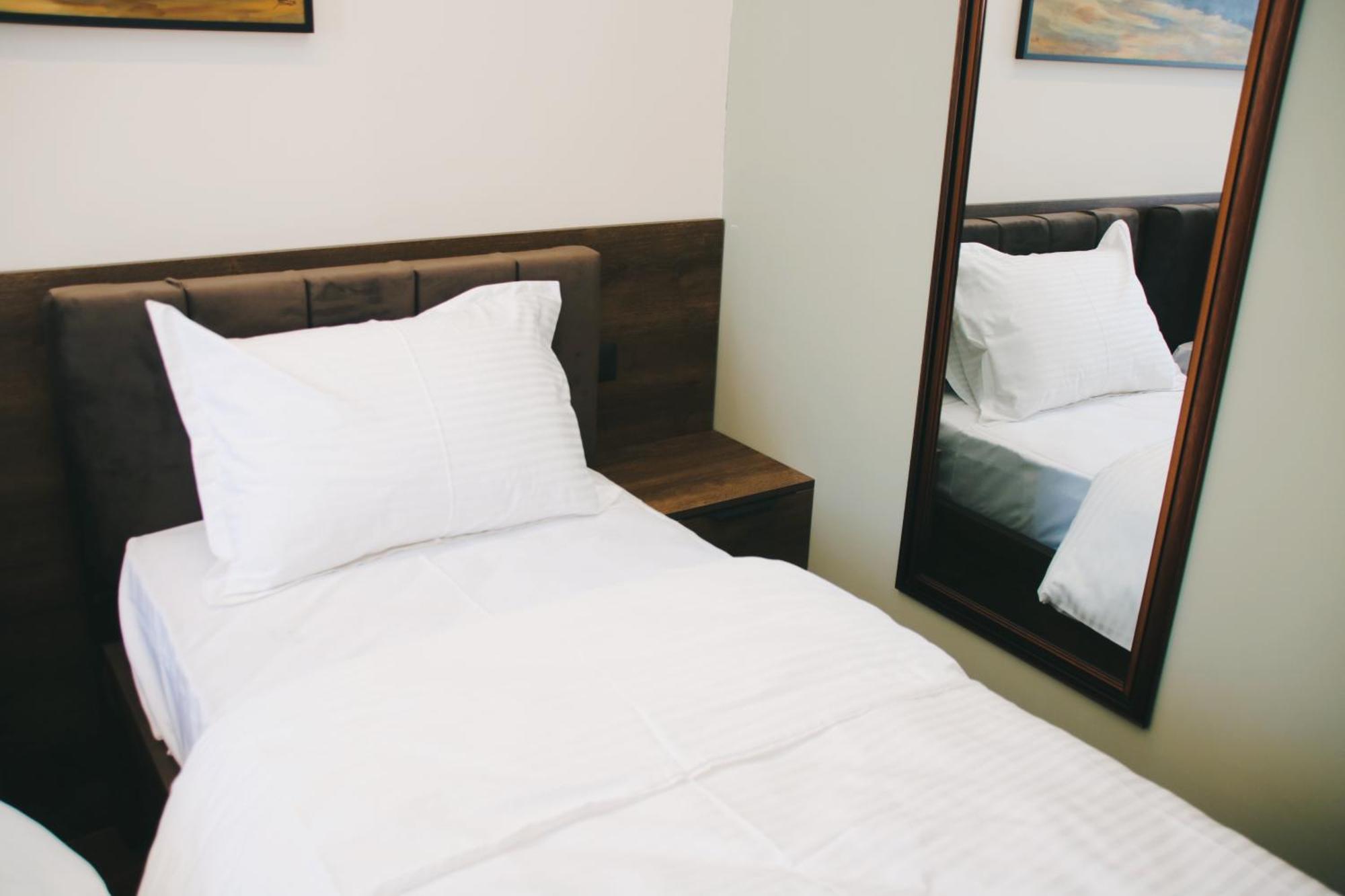 Hotel Rozafa Suhareke ภายนอก รูปภาพ