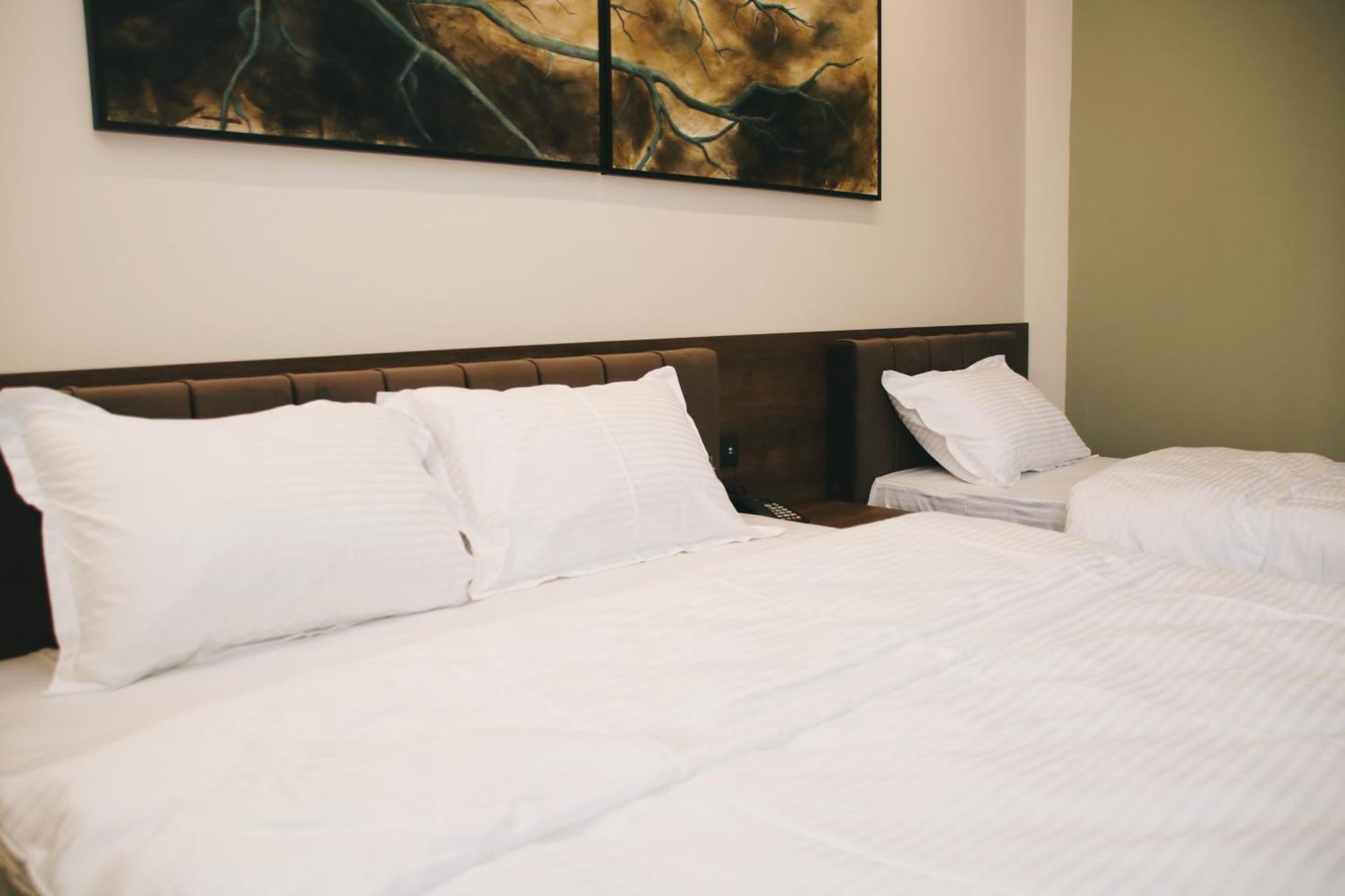 Hotel Rozafa Suhareke ภายนอก รูปภาพ