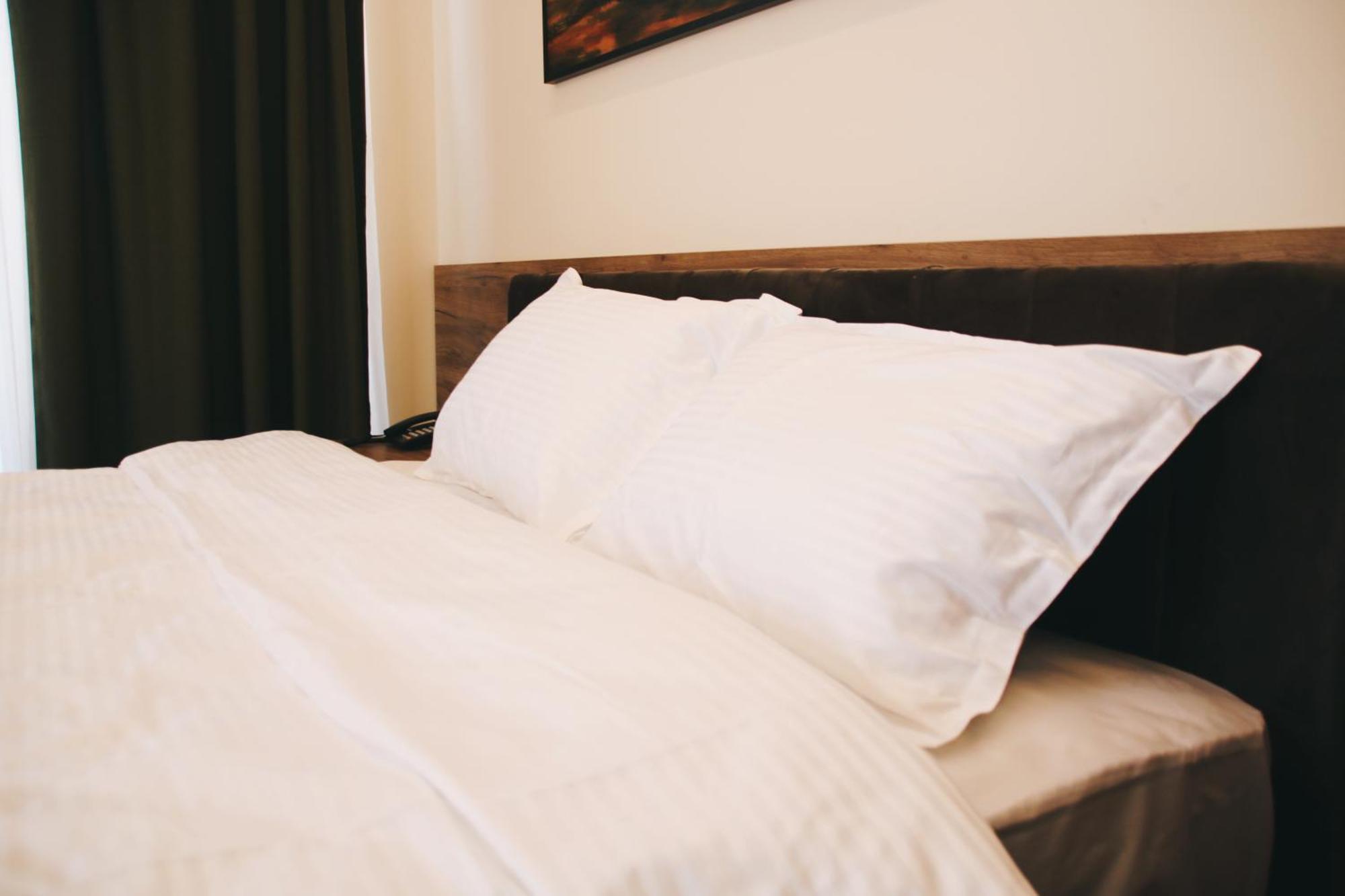 Hotel Rozafa Suhareke ภายนอก รูปภาพ
